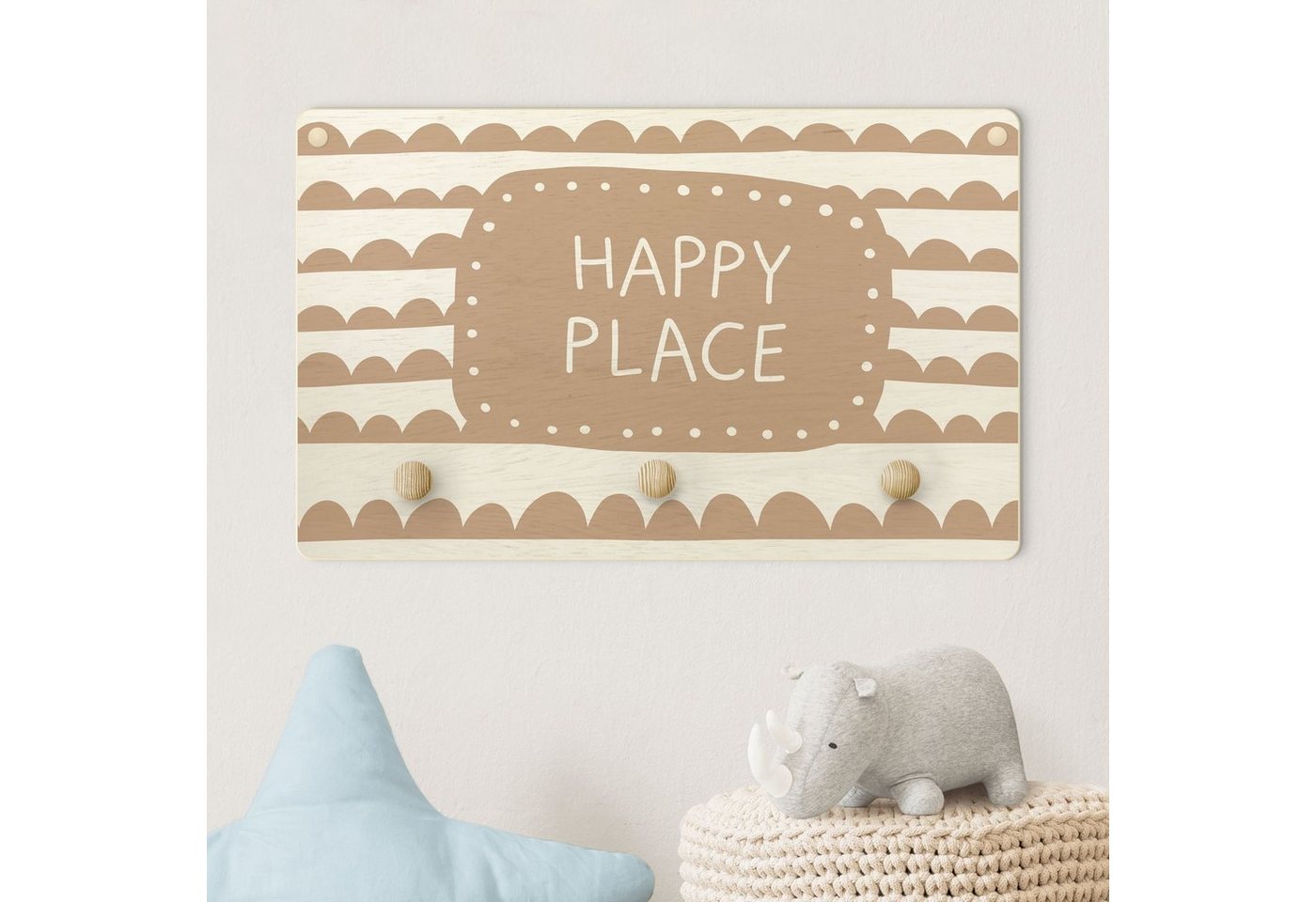 Bilderdepot24 Garderobenpaneel beige Illustration Sprüche Spruch Happy Place im Wolkenband Natur (Kindergarderobe Holz Kleiderhaken für die Wand inkl. Montagematerial), moderne Wand Garderobenleiste Flur - kleine Hakenleiste Kinderzimmer von Bilderdepot24