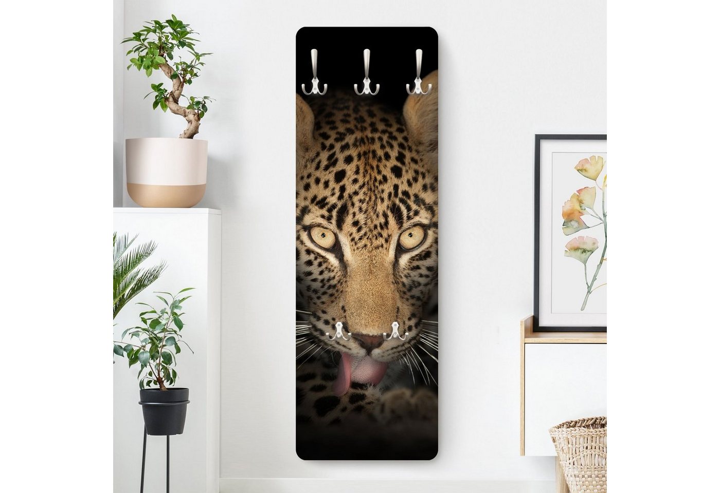 Bilderdepot24 Garderobenpaneel gelb Tiere Menschen Schwarz Weiß Resting Leopard Design (ausgefallenes Flur Wandpaneel mit Garderobenhaken Kleiderhaken hängend), moderne Wandgarderobe - Flurgarderobe im schmalen Hakenpaneel Design von Bilderdepot24