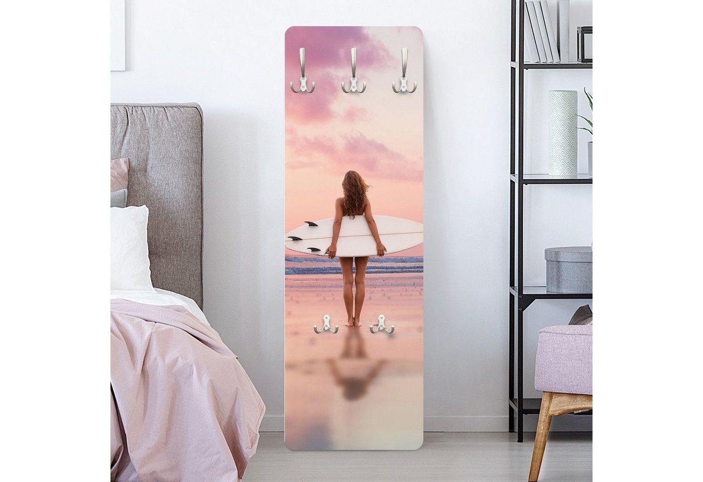 Bilderdepot24 Garderobenpaneel rosa Natur Sport Strand Meer Surfergirl mit Board im Abendrot (ausgefallenes Flur Wandpaneel mit Garderobenhaken Kleiderhaken hängend), moderne Wandgarderobe - Flurgarderobe im schmalen Hakenpaneel Design von Bilderdepot24