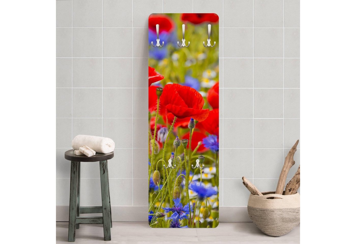 Bilderdepot24 Garderobenpaneel rot Blumen Floral Sommerwiese mit Mohn und Kornblumen Design (ausgefallenes Flur Wandpaneel mit Garderobenhaken Kleiderhaken hängend), moderne Wandgarderobe - Flurgarderobe im schmalen Hakenpaneel Design von Bilderdepot24