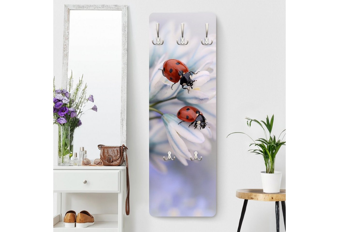 Bilderdepot24 Garderobenpaneel violett Blumen Floral Tiere Marienkäfer Paar Design (ausgefallenes Flur Wandpaneel mit Garderobenhaken Kleiderhaken hängend), moderne Wandgarderobe - Flurgarderobe im schmalen Hakenpaneel Design von Bilderdepot24