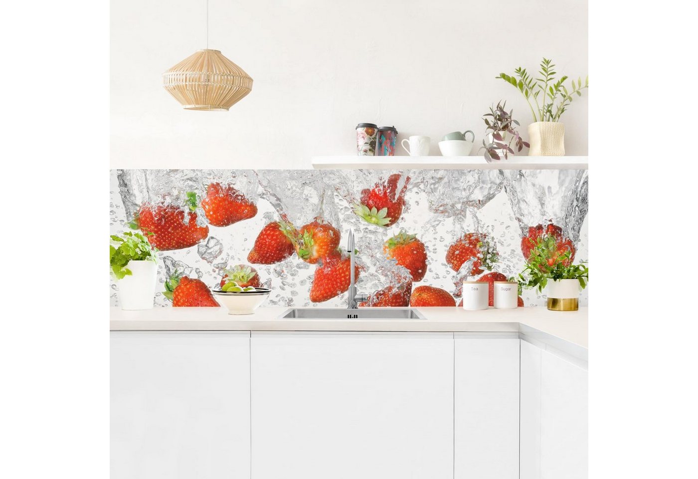 Bilderdepot24 Küchenrückwand weiß dekor Obst Frische Erdbeeren im Wasser Wandverkleidung Küche, (1-tlg., Nischenrückwand - für Fliesenspiegel ohne Bohren - matt), Spritzschutz Rückwand Küche Herd - Folie selbstklebend versch. Größen von Bilderdepot24