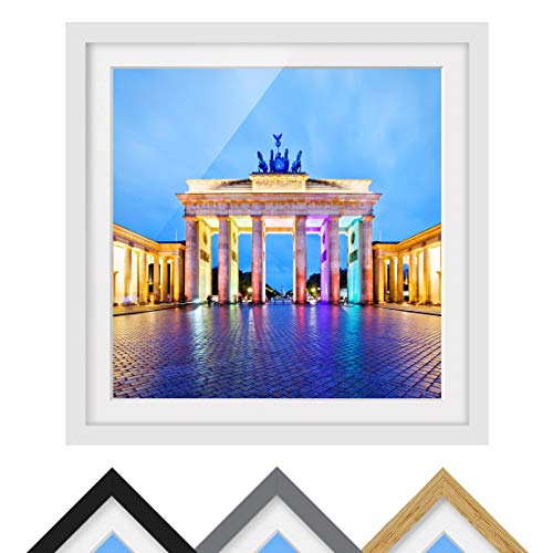 Bild mit Rahmen - Erleuchtetes Brandenburger Tor - Rahmenfarbe Weiß, 70 x 70 cm Bild mit Rahmen - Erleuchtetes Brandenburger Tor - Rahmenfarbe Weiß, 70 x 70 cm von Bilderwelten