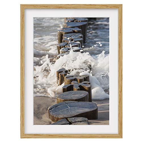 Bild mit Rahmen Wellenbrecher am Strand Eiche mit Passepartout 70 x 50cm von Bilderwelten