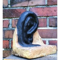 Frostfestes Keramikobjekt Als Blickfang Im Garten, Offenes Ohr von BildundObjektShop