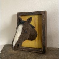Individueller Aufsteller Pferd, Handgefilzter Pferdekopf Im Rahmen Zum Aufstellen Oder Aufhängen An Der Wand Individueller Aufsteller Pferd, Handgefilzter Pferdekopf Im Rahmen Zum Aufstellen Oder Aufhängen An Der Wand von BildundObjektShop