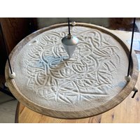 Faszinierendes Sandpendel Mit Lebhaft Gemaserter Schale Aus Mangoholz von BildundObjektShop