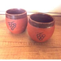 Trinkbecher/Zwei Aus Ton Handgedrehte Nach Mittelalterlichem Vorbild Trinkbecher/Zwei Aus Ton Handgedrehte Nach Mittelalterlichem Vorbild von BildundObjektShop