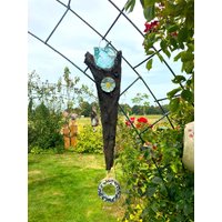 Vogelfutterspender Und Dekoratives Gartenobjekt Aus Holz, Keramik Glas Einem Mit Kokosfett Körnern Präparierten Kiefernzapfern von BildundObjektShop