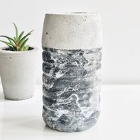 Beton Vase Schwarz Marmor Für Blumen, Vase, Rechteck Urban Industrial Marmorierte Blumenvase von BiletinShop