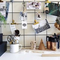 Schwarzes Draht Wandgitter + Regal, Kostenlose Clips, Haken, Drahtgeflecht Memo Board, Notice Metal Grid, Moodboard 49cm.x84cm von BiletinShop