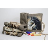 Waldorfmäppchen, Waldorf, Rollmäppchen "Beautiful Horse Kaki" Für 17 Stifte Und 13 Blöckchen, Geschenk , Einschulung Waldorfmäppchen, Waldorf, Rollmäppchen "Beautiful Horse Kaki" Für 17 Stifte Und 13 Blöckchen, Geschenk , Einschulung von Billinchen