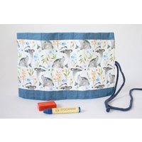 Waldorfmäppchen, Waldorf, Rollmäppchen "Kleine Dachse" Für 17 Stifte Und 13 Blöckchen, Geschenk , Einschulung Waldorfmäppchen, Waldorf, Rollmäppchen "Kleine Dachse" Für 17 Stifte Und 13 Blöckchen, Geschenk , Einschulung von Billinchen