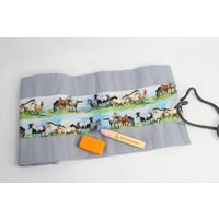 Waldorfmäppchen, Waldorf, Rollmäppchen "Pferde Auf Der Weide " Für 17 Stifte Und 13 Blöckchen, Geschenk , Einschulung Waldorfmäppchen, Waldorf, Rollmäppchen "Pferde Auf Der Weide " Für 17 Stifte Und 13 Blöckchen, Geschenk , Einschulung von Billinchen