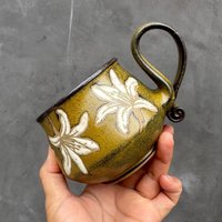 Handgemachte Lilien-Keramiktasse Umweltfreundliche Porzellan-Kaffeetasse Handgemachte Lilien-Keramiktasse Umweltfreundliche Porzellan-Kaffeetasse von BilyanaArtCeramic