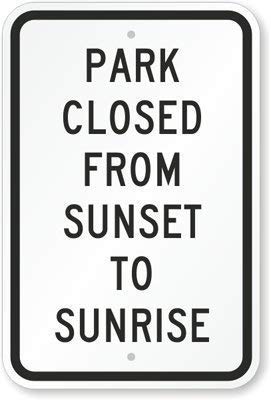 BinLtd Metallschild "Park Closed from Sunset to Sunrise". 40,6 x 30,5 cm. von BinLtd