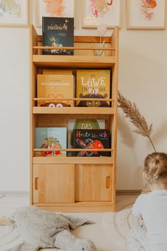 BioKinder Bücherregal Kinder-Regal Spielzeugregal Paula mit 3 Ablagen und Schiebetüren aus zertifiziertem Massivholz Erle 23 x 60 x 130 cm von BioKinder - Das gesunde Kinderzimmer
