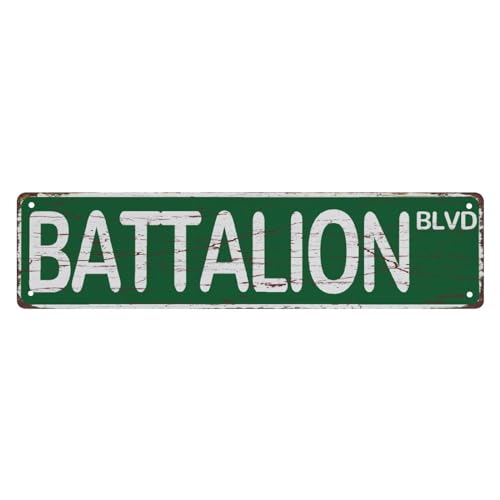 Straßenschild Metall-Blechschilder Bataillon Blvd Vintage Metallschild Retro Metallschild Bar Pub Poster Wandkunst Dekor Blechschild 10 x 40 cm Straßenschild Metall-Blechschilder Bataillon Blvd Vintage Metallschild Retro Metallschild Bar Pub Poster Wandkunst Dekor Blechschild 10 x 40 cm von Bioonce