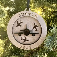 Fliegen Sie Hoch in Diesem Urlaub Personalisierte Pilot Weihnachtsverzierung, Individuelles Geschenk Für Flugbegleiter von BirchandMortar