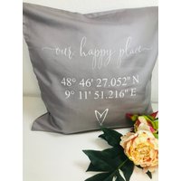 Kissenbezug | Happy Place + Wunschkoordinaten von BirdDesignDE
