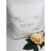 Kissenbezug | Mr & Mrs Est. Mit Herz + Wunschjahr von BirdDesignDE