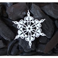 Schneeflocke Perlenstern Eiskristall von BirgitSchrauthDesign