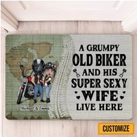 Ein Biker Und Seine Frau Leben Hier Fußmatte, Lustige Biker-Paar-Fußmatte, Humorvoller Outdoor-Teppich, Geschenk Für Biker, Motorrad-Fußmatte von BirgitVStore