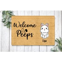 Kaninchen Willkommen Peeps Personalisierte Fußmatte, Frohe Ostern Jesus, Frühlingsdekor, Lustige Häschen Indoor Outdoor Teppich von BirgitVStore
