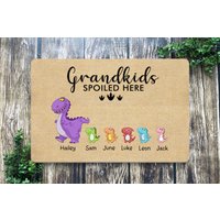 Omas Hier Verwöhnte Fußmatte, Familie Dinosaurier Personalisierte Großeltern Geschenk, Willkommensmatte, Einweihungsgeschenk, Individuelle Fußmatte von BirgitVStore