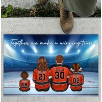 Papas Team Hockey Familie Sitzend Benutzerdefinierte Fußmatte, Hockey-Liebhaber-Geschenke, Familien-Outdoor-Teppich, Hockey-Fan-Geschenk von BirgitVStore