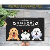 Willkommen in Unserem Zuhause Benutzerdefinierte Fußmatte, Lustige Personalisierte Katzenmatte, Geschenke Für Tierliebhaber, Die Menschen Leben Nur von BirgitVStore