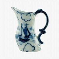 Antikes Blaues Und Weißes Handgemaltes Geformtes Relief Schräges Milchkännchen Mit Rollgriff Schiffsmotiv von BirneyCreek