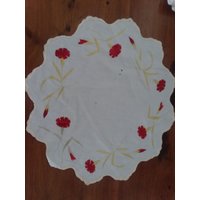 Creme Deckchen/Tischdecke W/Rot Gestickte Blumen von BitterSweetRidgeLLC