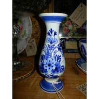 Delft Knospe Vase von BitterSweetRidgeLLC