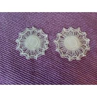 Set Von 2 Kleinen Weißen Linen Doilies W/Delicate Crocheted Edging von BitterSweetRidgeLLC