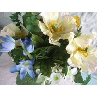 Blumengesteck Blumen Mohnblumen Hortensie Frühling Everlasting Design Gelb Blau von BittersweetDesign