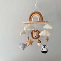 Safari Baby Mobile | Filz Für Löwe, Elefant, Zebra & Giraffe Mit Regenbogen Neutrales Dschungel-Kinderzimmer-Dekor Geschlecht Neutral Geschenk von BittoriBabyMobile