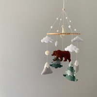 Waldbär Babymobile | Filz-Kinderzimmer-Deko Wald-Thema Krippe Mobile Abenteuer Kinderzimmer Berge Und Bäume Baby von BittoriBabyMobile