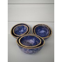 Handgemachte Keramikschüsseln Mit Goldrand, Blau Handgemachte Keramikschüsseln Mit Goldrand, Blau von BixlisToepferstudio