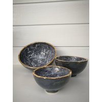 Handgemachte Keramikschüsseln Mit Goldrand, Grau Handgemachte Keramikschüsseln Mit Goldrand, Grau von BixlisToepferstudio