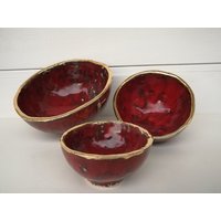 Handgemachte Keramikschüsseln Mit Goldrand, Rot Handgemachte Keramikschüsseln Mit Goldrand, Rot von BixlisToepferstudio