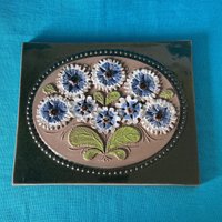 Blumige Jie Vintage Keramik Wandbehänge Aus Schweden. 1 Mit Rosa Blüten Und Blau. Dunkelgrüner Hintergrund. Hergestellt in Den 1970Er Jahren Blumige Jie Vintage Keramik Wandbehänge Aus Schweden. 1 Mit Rosa Blüten Und Blau. Dunkelgrüner Hintergrund. Hergestellt in Den 1970Er Jahren von BjorkDesignNordic