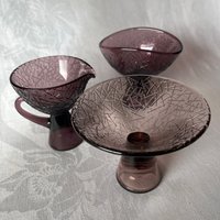 Carl-Olof Borgarp "sticka" 3-Teiliges Gläser Set. Zuckerdose, Milchkännchen Und Konfektdose. Amethystfarbenes Glas. Elme Glaswaren Sweden von BjorkDesignNordic