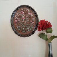Großer Ovaler Keramik-Wandbehang. Entworfen Von Ingegärd. Teilglasiert Mit 2 Arten Hübschen Blumen. Signiert Auf Der Vorderseite von BjorkDesignNordic