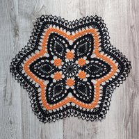 Großes Rundes Deckchen 22 Zoll - Häkeldeckchen Schwarzes Oranges Orange Serviette Schwarze Tischdecke Häkeltischdecke von BlackDoilyShop