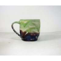 Kaffeetasse Aus Keramik in Lila Und Grün Mit Weißen Hellblauen Linien von BlackForestPottery