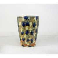 Keramik Pint Glas in Shino Mit Blauen Und Gelben Blumen von BlackForestPottery