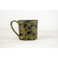 Kleine Tasse in Grün Mit Blauen Und Lila Blumen von BlackForestPottery