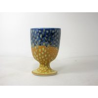 Weinglas Aus Keramik in Gelb Und Blau Mit Polka Dots von BlackForestPottery