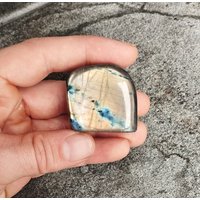 Schöner Kleiner Labradorit Mit Standfläche, Rundum Geschliffen Und Poliert, 76 Gramm von BlackForestRockShop